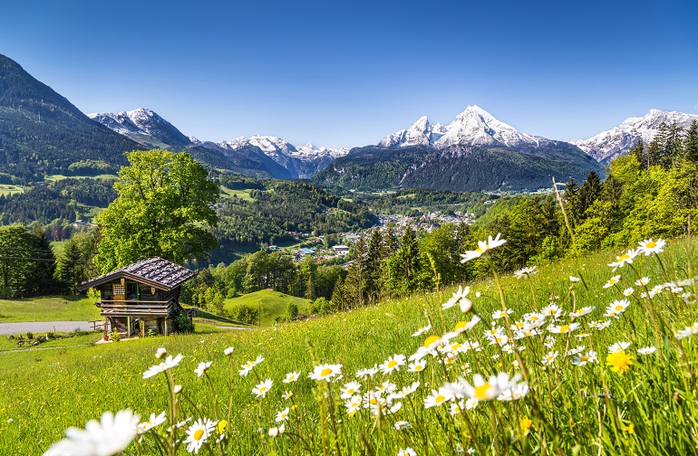 Mountain landscape in the Bavarian Alps with village of Berchtesgaden and Watzmann massif (© minnystock | Dreamstime.com) Mountain landscape in the Bavarian Alps with village of Berchtesgaden and Watzmann massif (© minnystock | Dreamstime.com)