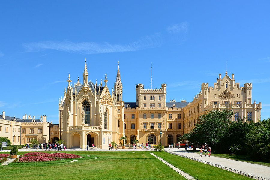 Lednice Castle (photo by Creativfoto - CC BY-SA 4.0) Lednice Castle (photo by Creativfoto - CC BY-SA 4.0)