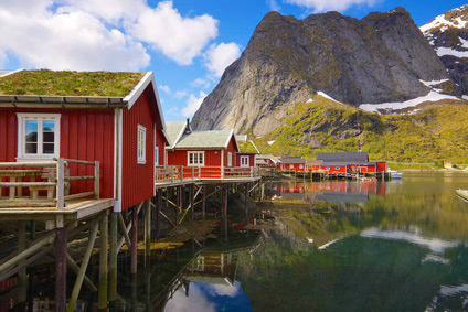 Huttes de pêcheurs rouges à Lofoten, Norvège (© harvepino - Fotolia.com)