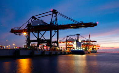 Ship in dock in Rotterdam harbour (© jplacetobe | iStockphoto.com)