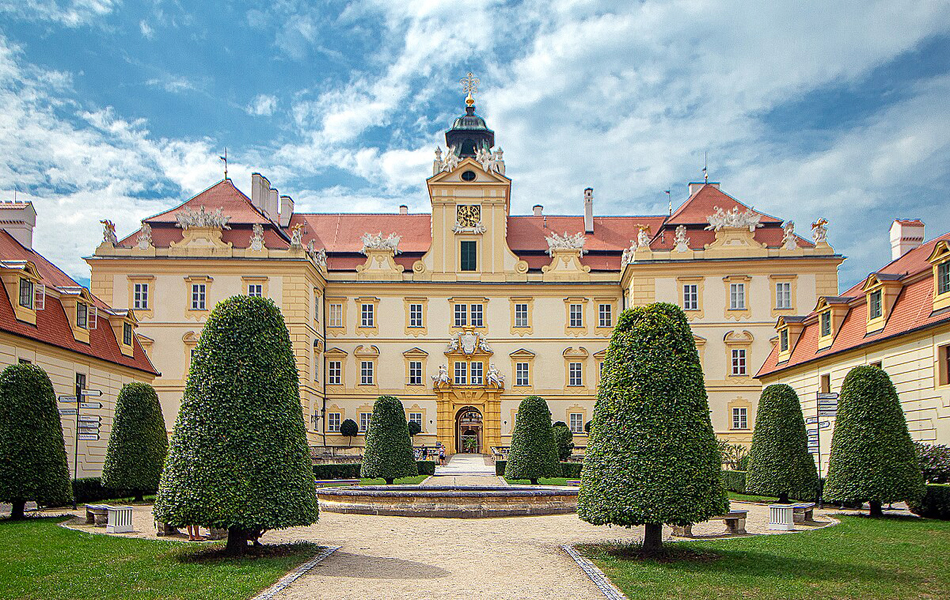 Valtice Palace (photo by VitVit - CC BY-SA 4.0) Valtice Palace (photo by VitVit - CC BY-SA 4.0)