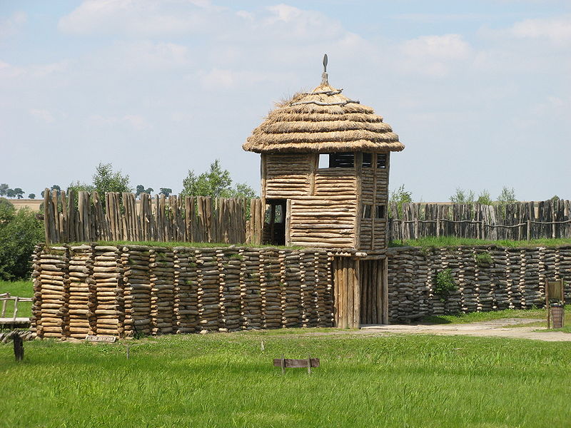 800px-Biskupin_brama_od_wewnatrz.jpg