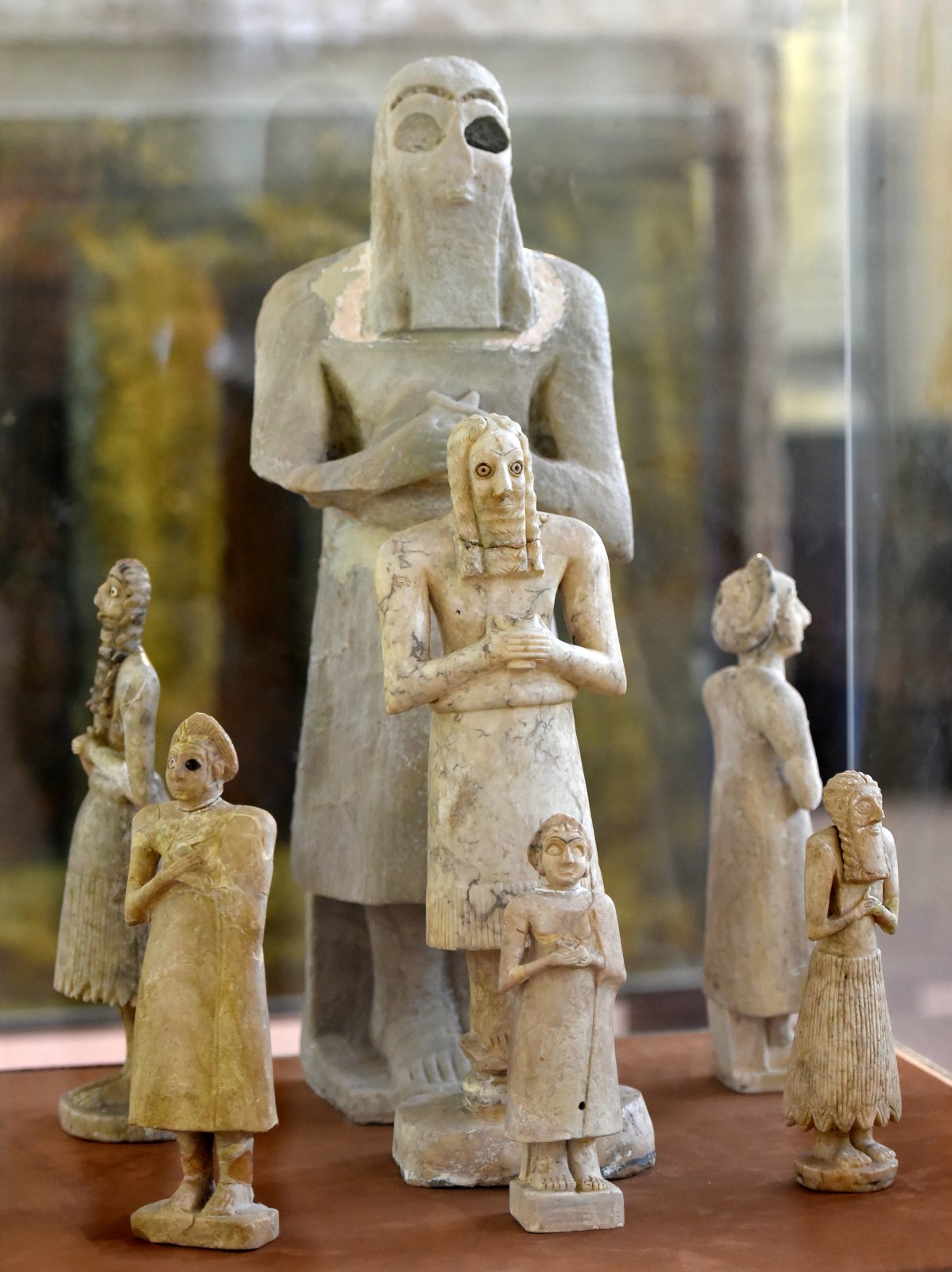 Sumerian_Statues_from_Eshnunna_and_Khafajah_of_Diyala_region,_Iraq_Museum.jpg