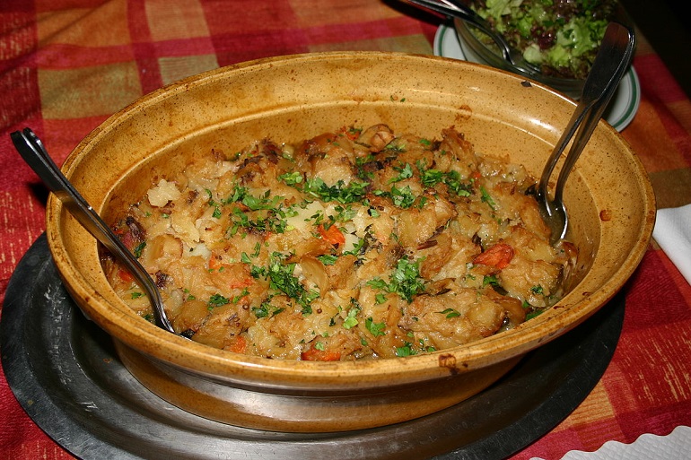 Baeckeoffe, an Alsatian specialty (photo by Loveless - CC BY-SA 3.0)
