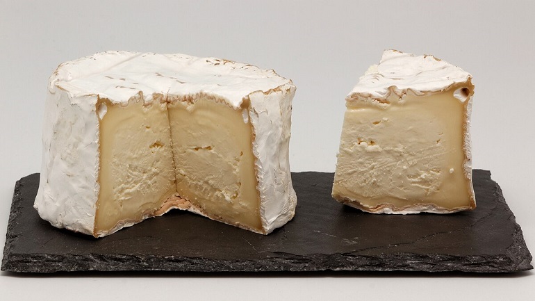 Chaource cheese from the region of Troyes (photo by Coyau / Wikimedia Commons - CC BY-SA 3.0)