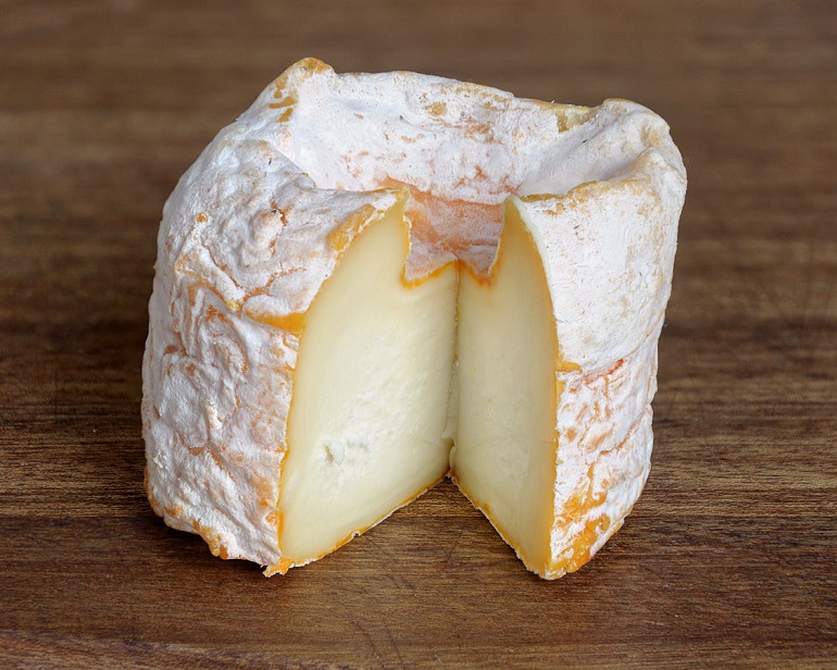 Langres cheese (photo by Myrabella / Wikimedia Commons - CC BY-SA 4.0)