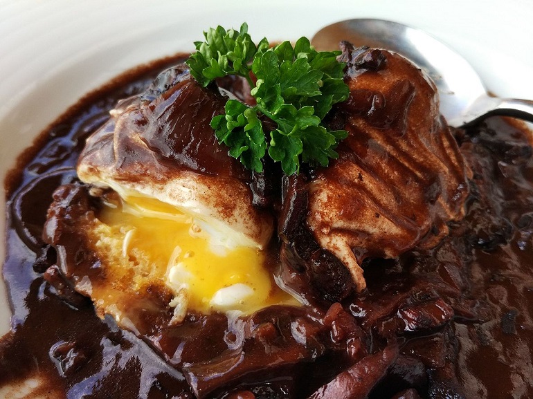 Œufs en meurette, a Burgundian specialty (photo by Popo le Chien - CC BY-SA 3.0)