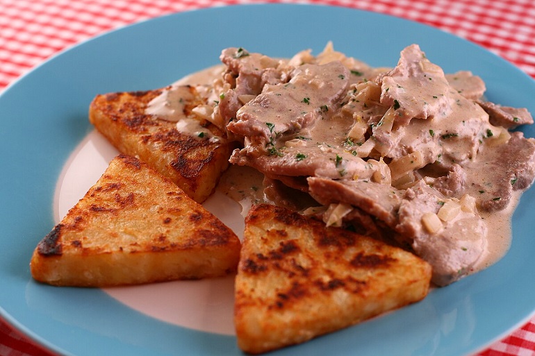Zürcher Geschnetzeltes with rösti (photo by Katrin Gilger - CC BY-SA 2.0)