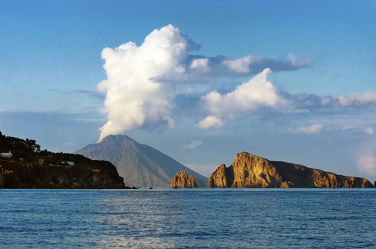 Active crater Stromboli, Aeolian Islands (© Zuzana Randlova | Dreamstime.com)