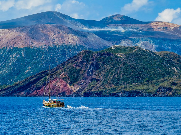 The volcanic island of Vulcano, Aeolian Islands (© StockPhotos2000 | Dreamstime.com)