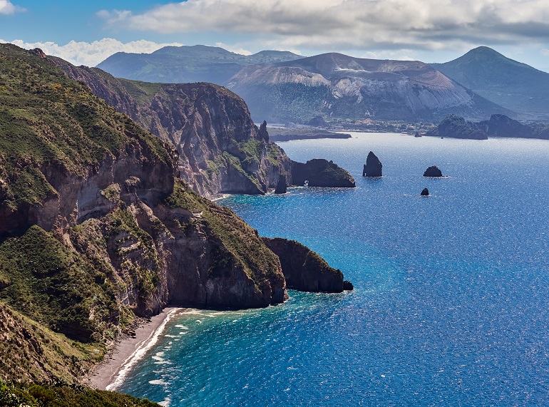 Quattrocchi seascape in Lipari, Aeolian Islands (© Thecriss | Dreamstime.com)