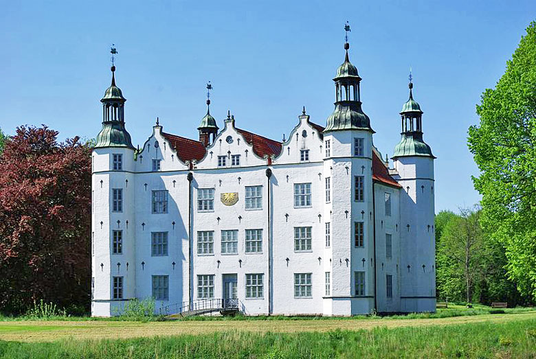 Schloss Ahrensburg (photo by Clemensfranz - CC BY-SA 3.0 Unported license)