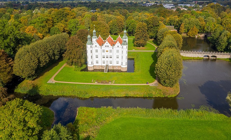 Ahrensburg Castle (photo by Matthias Süßen - CC BY-SA 4.0)