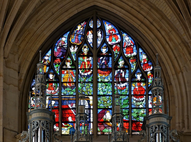 Stained glass window in the Basilica of Alençon (photo by Morio60 - CC BY-SA 2.0)