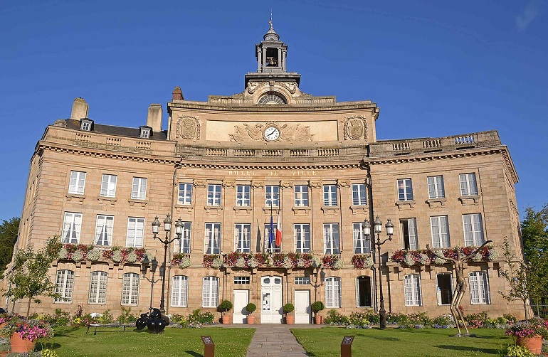 Town Hall of Alençon (photo by Paolo Carnassale - CC BY-SA 3.0)