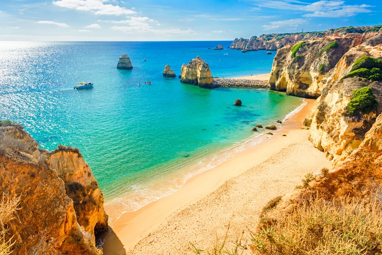 Sandy beach in Panta da Piedade near Lagos, Algarve (© Artem Evdokimov | Dreamstime.com)