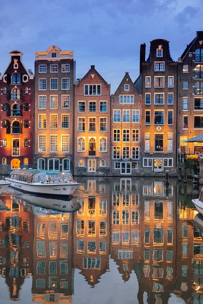 Beautiful townhouses along the canals of Amsterdam (photo by Lubov Lisitsa from Pixabay)