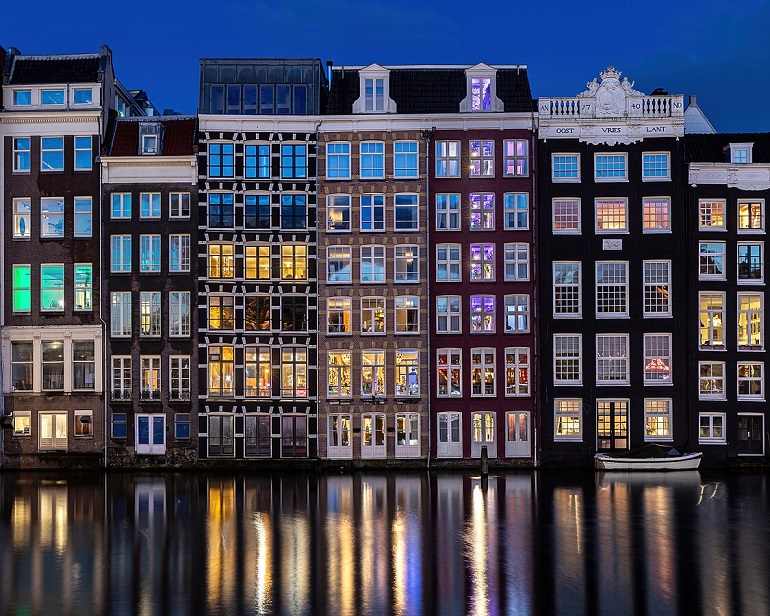 Canal houses along Damrak Avenue, Amsterdam (photo by Basile Morin - CC BY-SA 4.0)