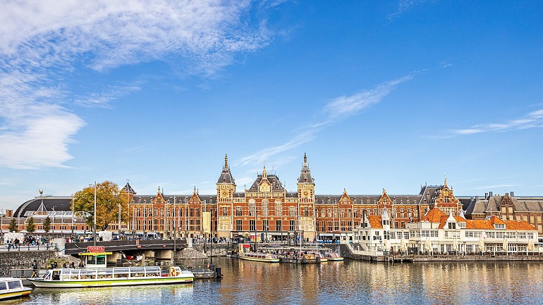 Amsterdam Centraal Station (photo by Matthias Süßen - CC BY-SA 4.0)