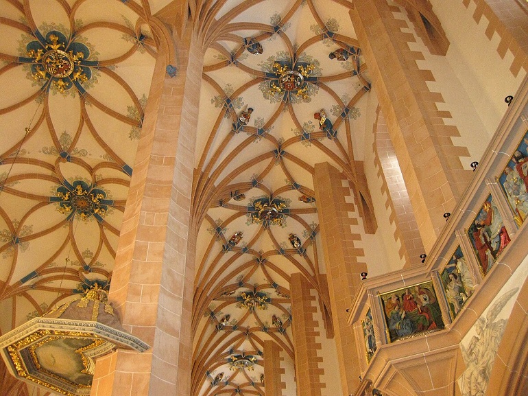 Ribbed vault with reliefs of the organ loft in St. Anne's Church, Annaberg-Buchholz (photo by HaSt - CC BY-SA 4.0)