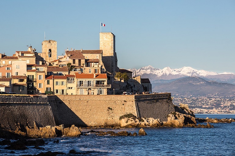 Old Town, Antibes (photo by Franck Michel from Antibes, France - CC BY 2.0)