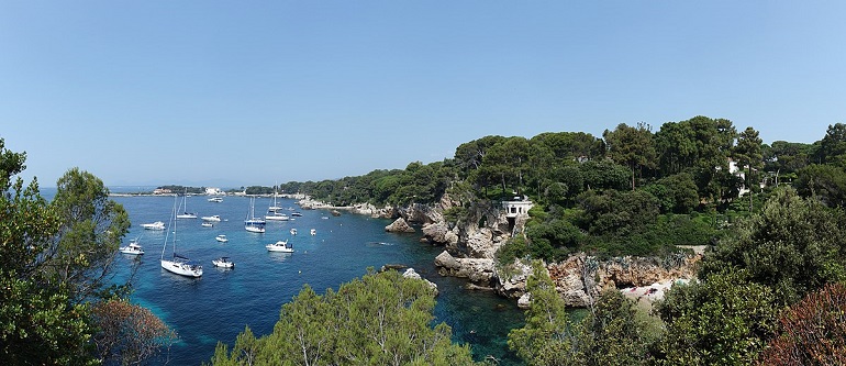 Billionaires' Bay (Anse de l'Argent Faux), Antibes (photo by Spike - CC BY-SA 4.0)