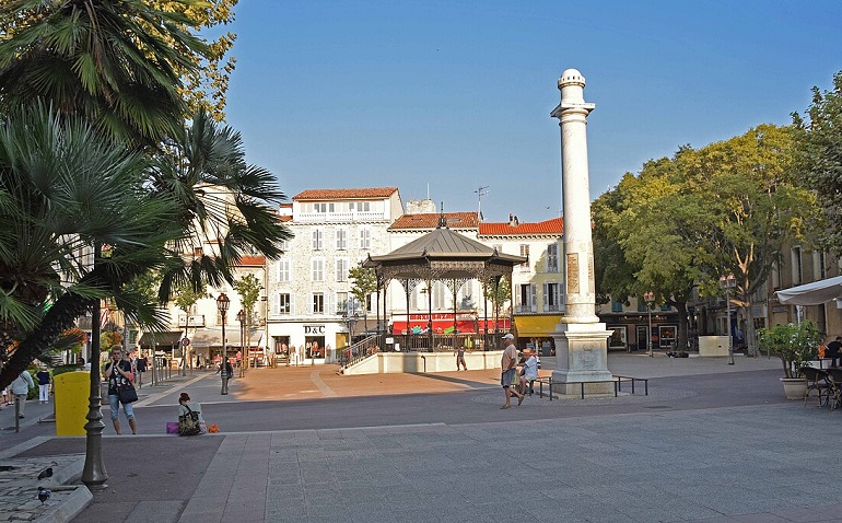 Place Nationale, Antibes (photo by Helge Høifødt - CC BY-SA 4.0)