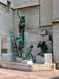Statue of the builders of Our Lady's Cathedral, Antwerp (&copy; Eupedia.com)