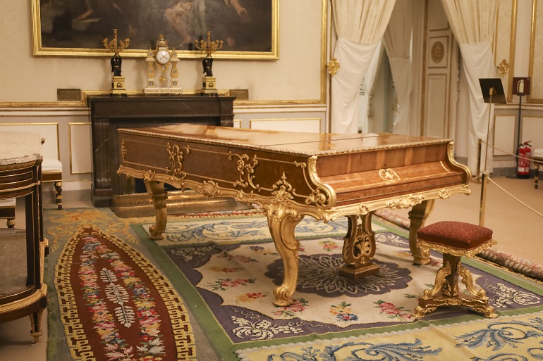 Piano in the Queen Chamber, Royal Palace of Aranjuez (© Soniabonet | Dreamstime.com)