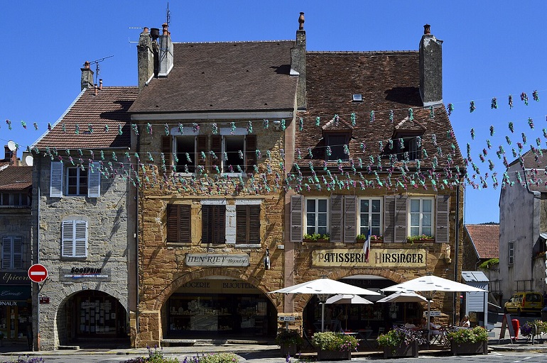 Place de la Liberté, Arbois (photo by Wikipedro - CC BY-SA 4.0)