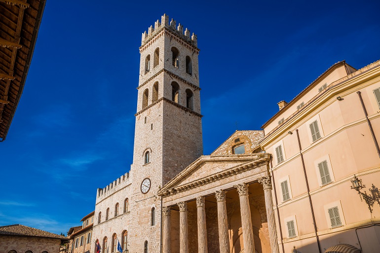 The People`s Tower and the Temple of Minerva on the Piazza del Comune in Assisi (© Crisfotolux | Dreamstime.com)