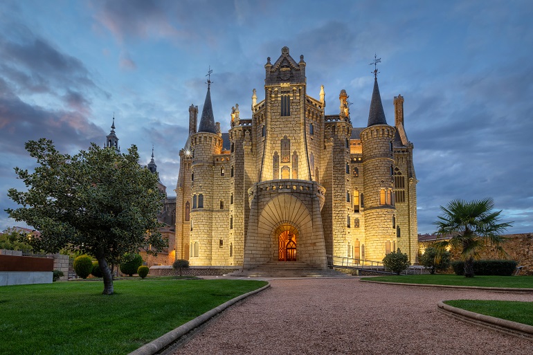 Palacio de Gaudí in Astorga (© Sergey Dzyuba | Dreamstime.com)