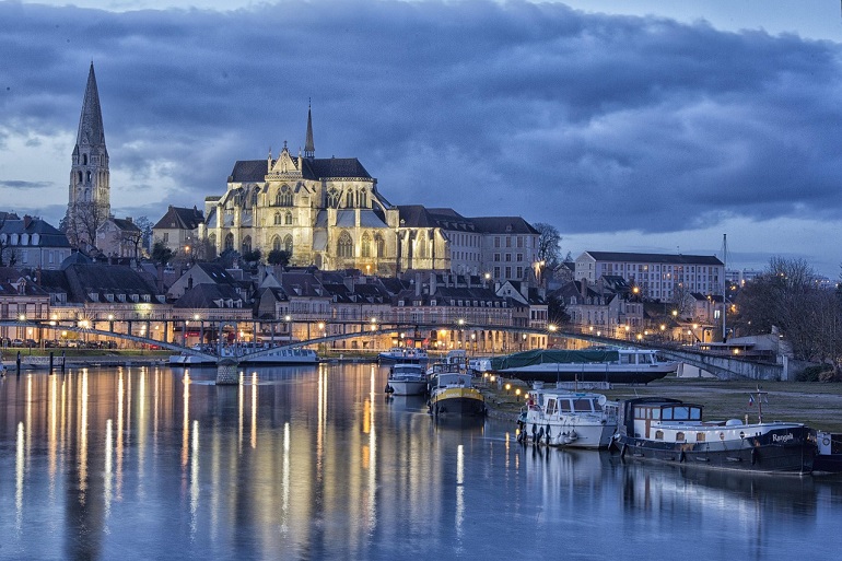 Auxerre (photo by wendy CORNIQUET from Pixabay)