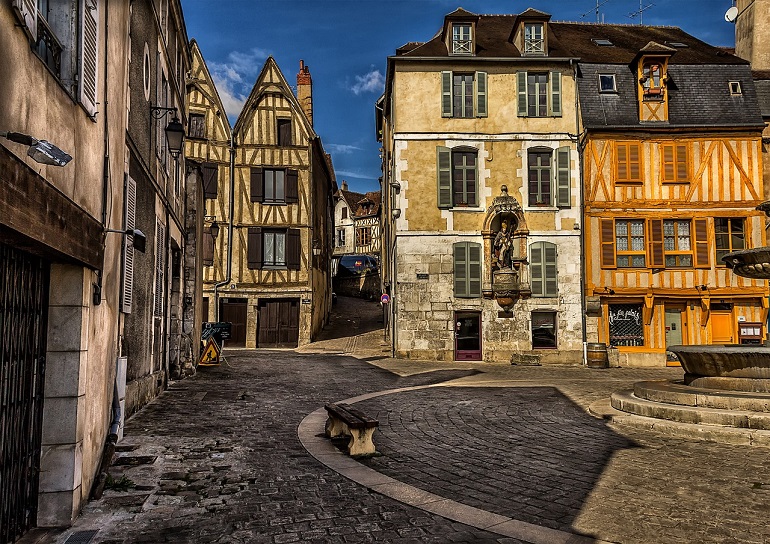 Timber-framed houses in Auxerre (photo by edmondlafoto from Pixabay)