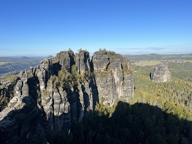 Schrammstein view of the Torsteine, the Falkenstein near Bad Schandau (photo by Lukas Beck - CC BY 4.0)