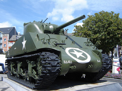 Sherman tank of the US army, Bastogne (photo by Hellumpie- CC BY-SA 2.0 Generic license.)