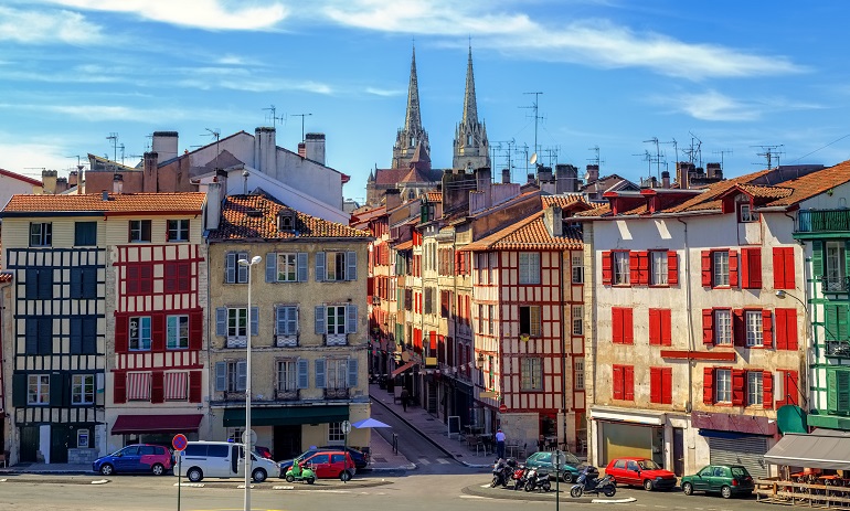 Old Town center of Bayonne (© Xantana | Dreamstime.com)