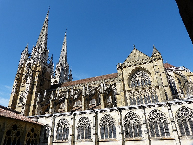 Bayonne Cathedral (photo by Cinoworus - CC BY-SA 3.0)