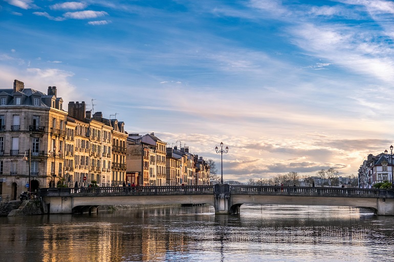 Nive River Banks, Bayonne (photo by Toms Laurence - pexels.com)