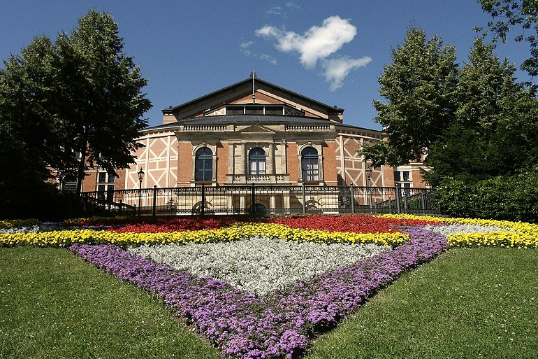 Bayreuth Festspielhaus (photo by Rico Neitzel - CC BY-SA 2.5)