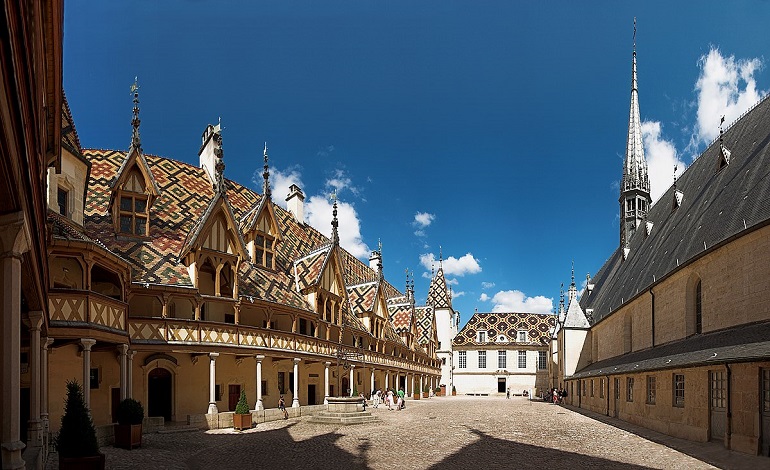 Courtyard, Hospices de Beaune (photo by Stefan Bauer, http://www.ferras.at - CC BY-SA 2.5)
