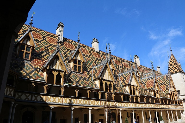 Polychrome glazed tile roof, Hospices de Beaune (photo by FrDr - CC BY-SA 4.0)
