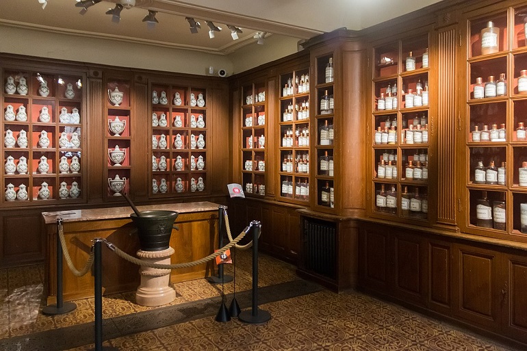 Pharmacy, Hospices de Beaune (photo by Daniel VILLAFRUELA - CC BY-SA 4.0)