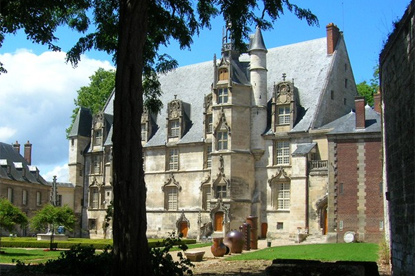 Episcopal Palace, Beauvais (© Eupedia.com) Episcopal Palace, Beauvais (© Eupedia.com)