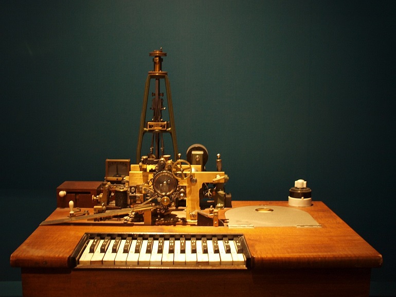 Piano keyboard telegraph at the Museum of Communication, Bern (photo by tomislav medak - CC BY 2.0)