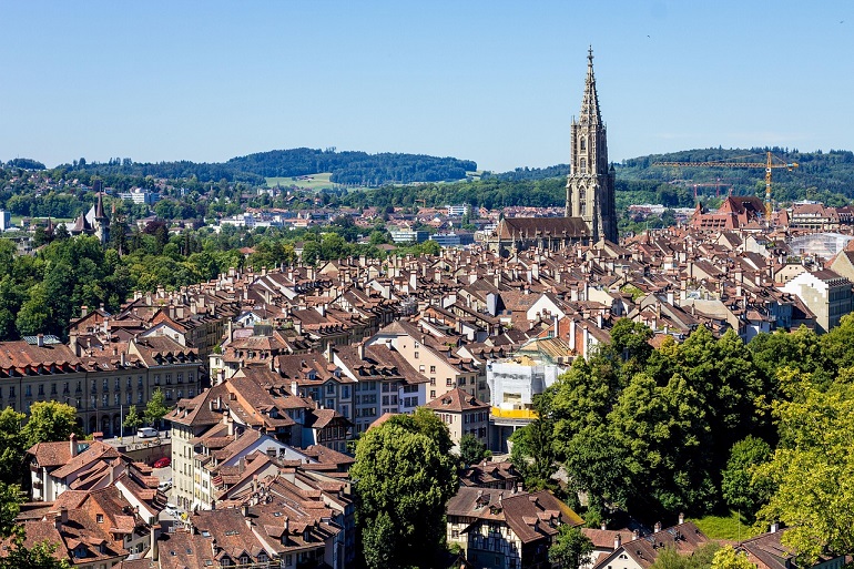 Berner Münster towering over the city (photo by GPhotography from Pixabay)