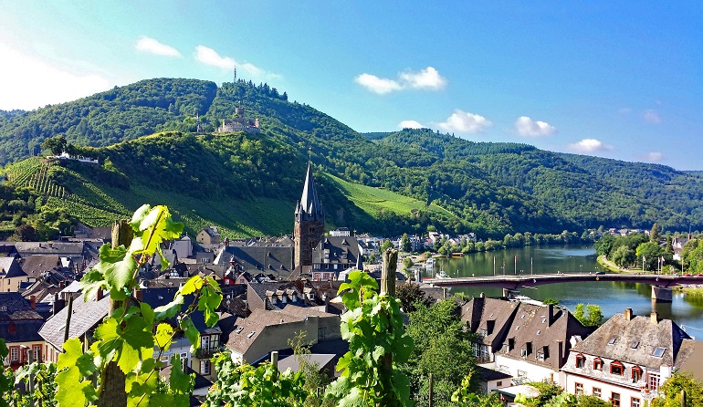 Panorama over Bernkastel-Kues (photo from PxHere)