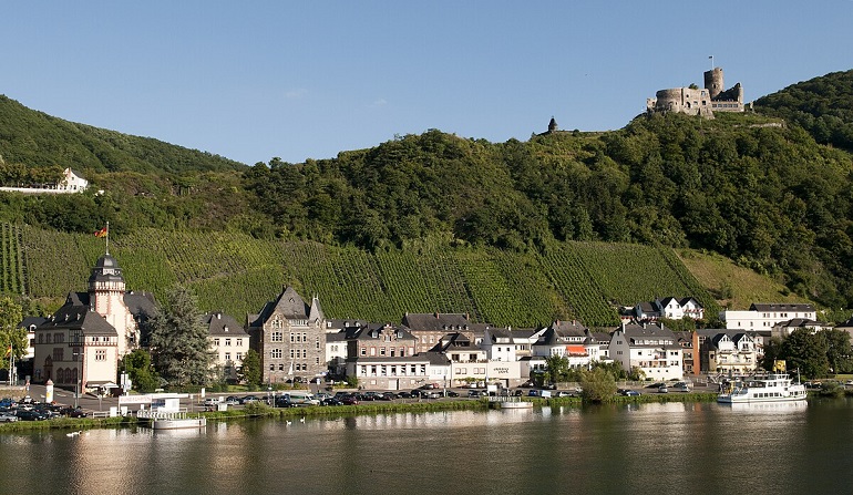 Panorama over Bernkastel-Kues (photo by Michal Osmenda from Brussels, Belgium - CC BY-SA 2.0)