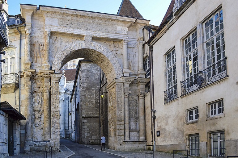 Porte Noire, Besançon (photo by Wikipedro - CC BY-SA 4.0)