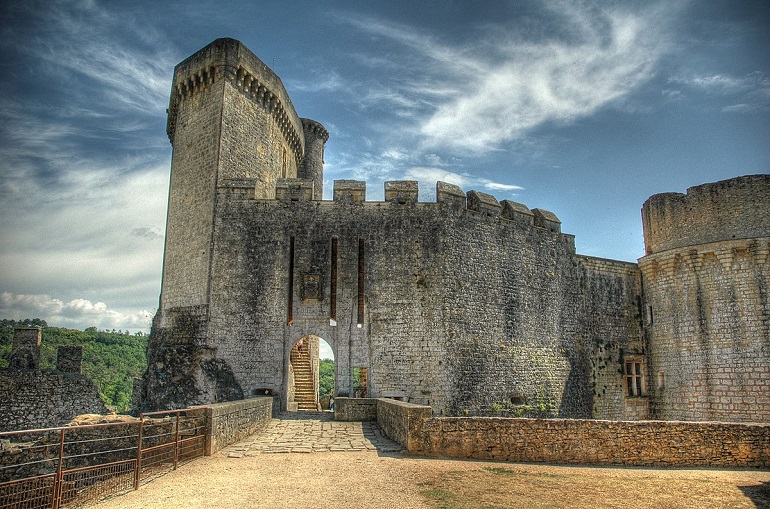 Bonaguil Castle (photo by Johnpaul51 - CC BY-SA 3.0)